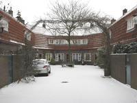 905221 Gezicht in het besneeuwde hofje J.D. van der Waalsstraat 19-35 te Utrecht.